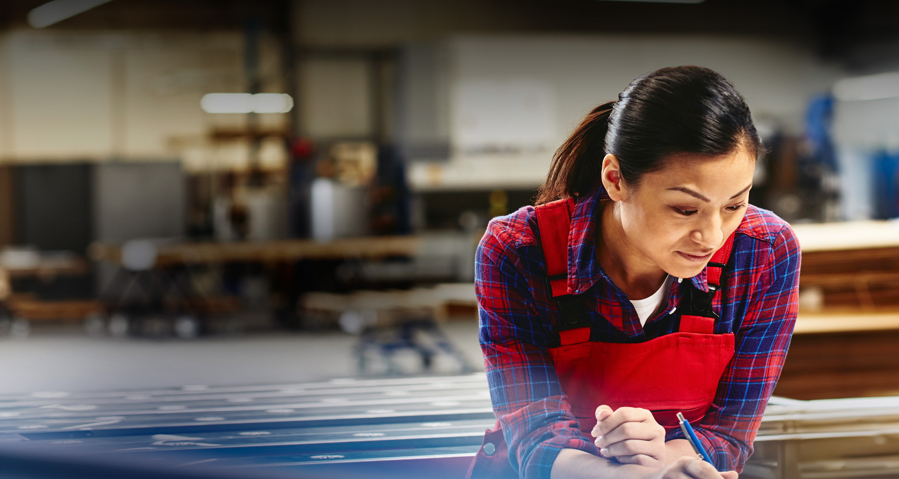 Workmonitor 2026 Hauptgrafik Frau in der Werkshalle