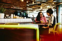 Personen unterhalten sich im Cafe