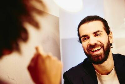 Lächelnder motivierter Mitarbeiter im Gespräch