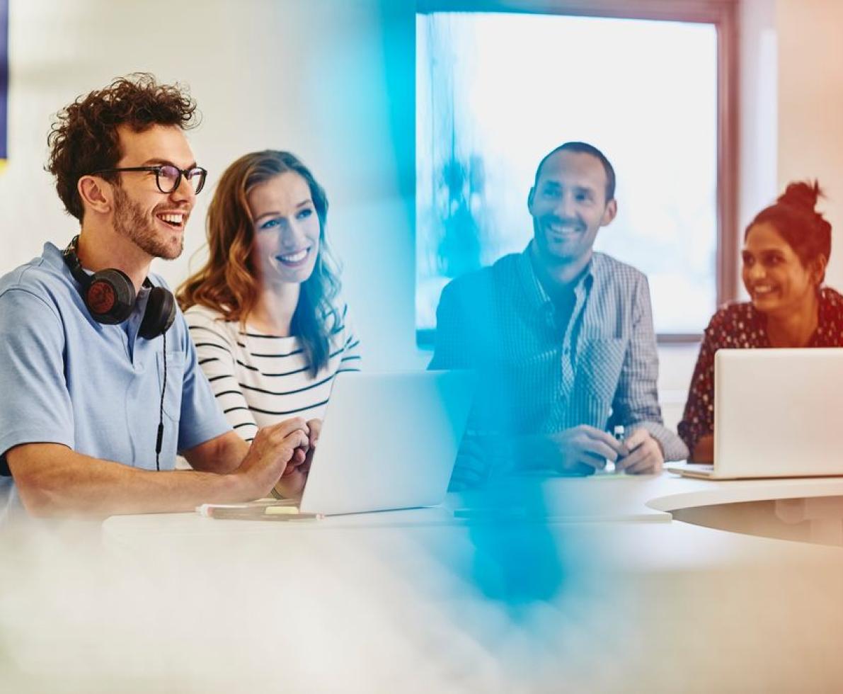 4 Menschen bei der Arbeit