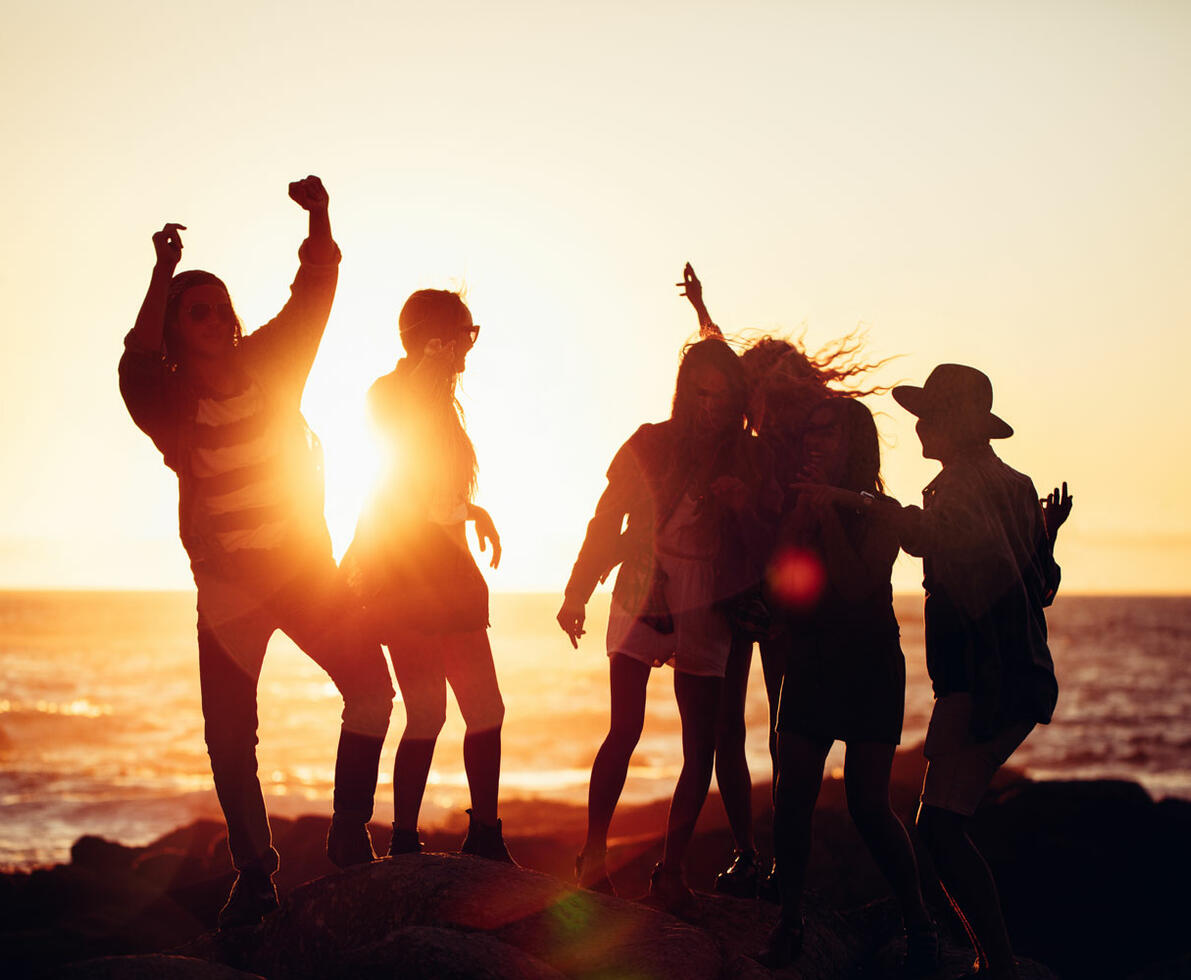 junge menschen am strand in malta