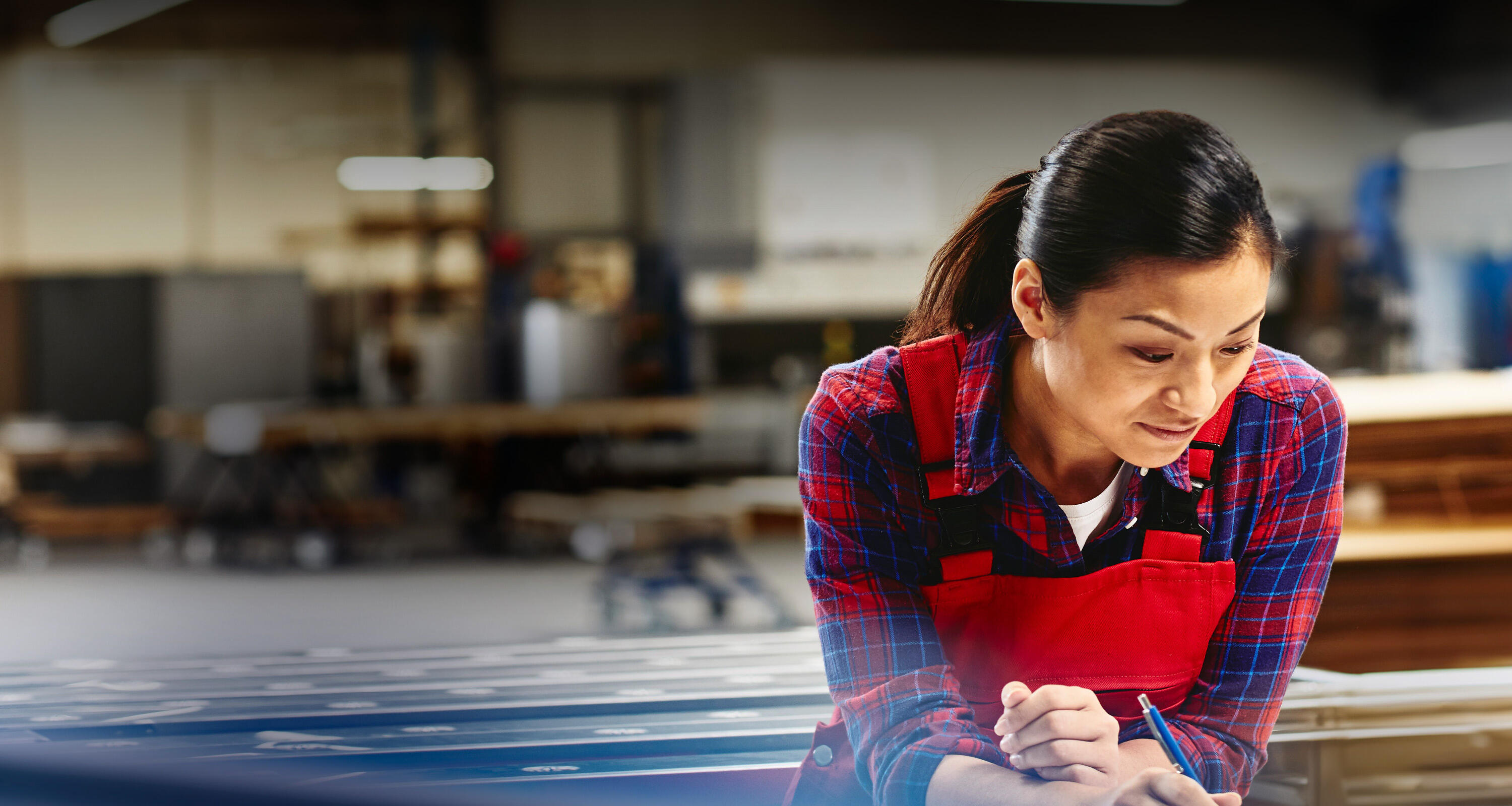 Workmonitor 2026 Hauptgrafik Frau in der Werkshalle