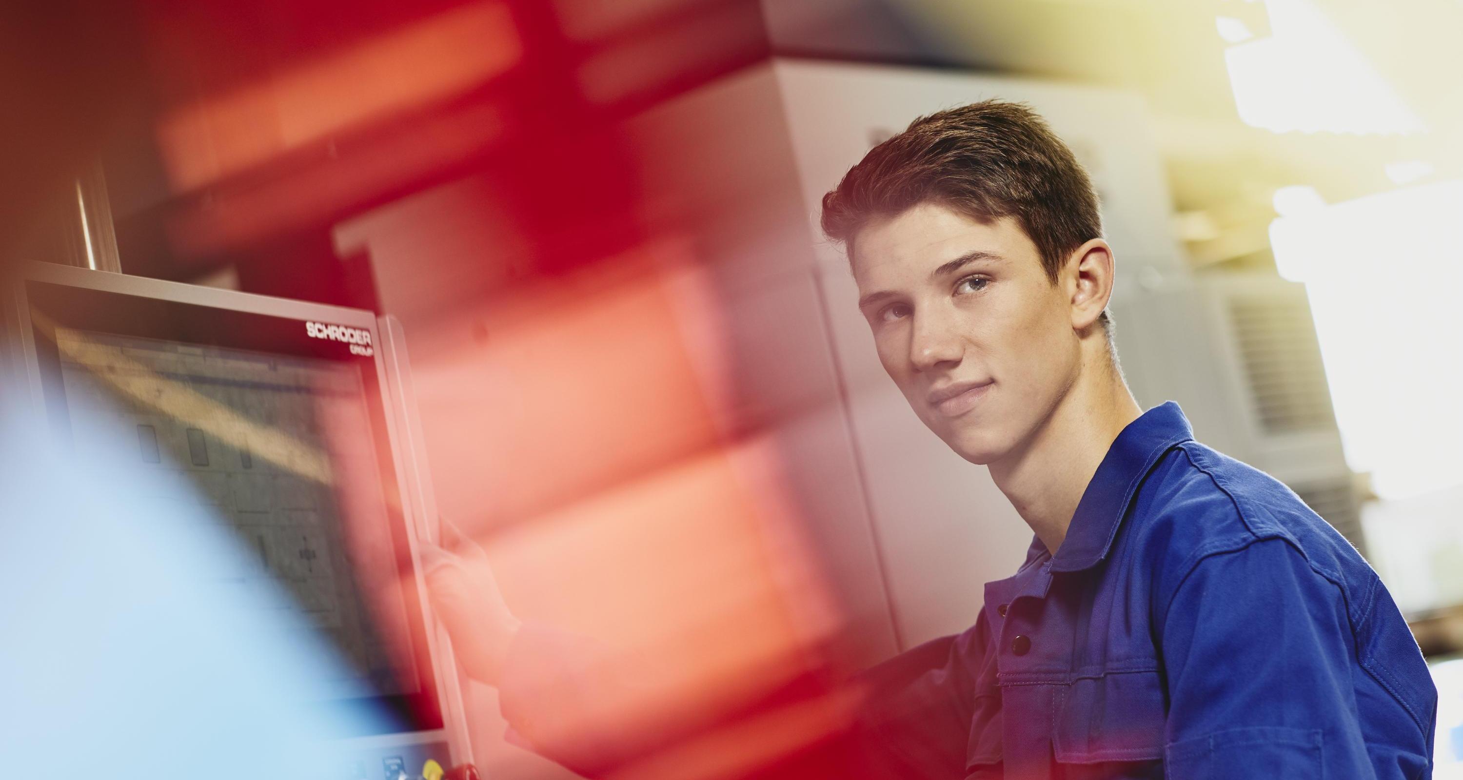 Junger Mann im Blaumann