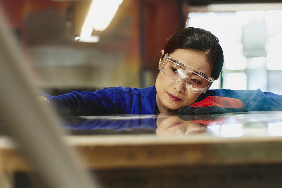 mujer con gafas de seguridad