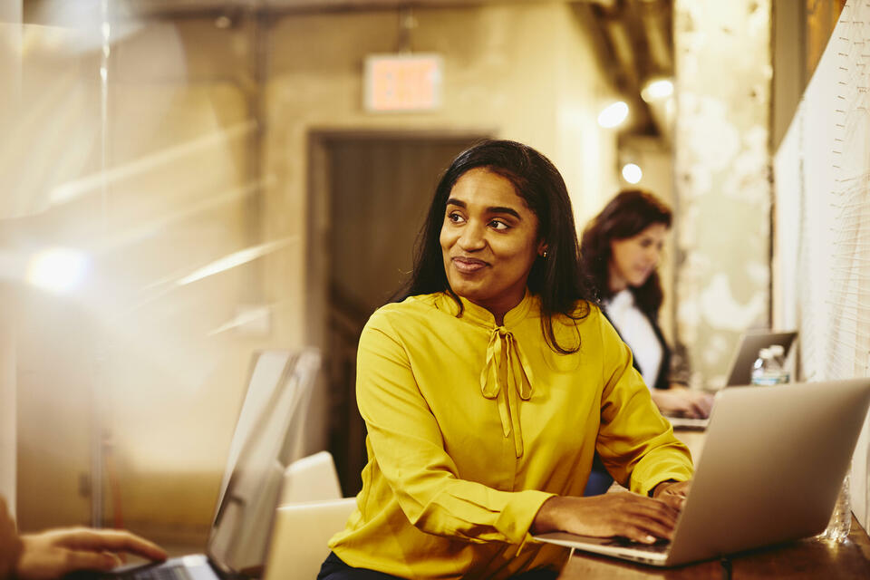 mujer sonriente trabajando en un escritorio